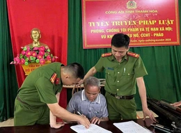 Công an xã Hồi Xuân đẩy mạnh&nbsp;tuyên truyền pháp luật cho người dân