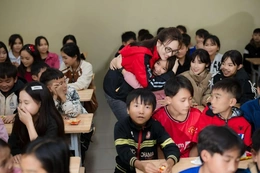 Giáo viên Trường Mầm non Tam Chung phấn khởi khi điểm trường Bản Ón có điện ổn định