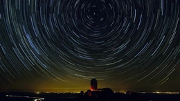 Giả thuyết vũ trụ “lệch” thách thức nền tảng vật lý thiên văn