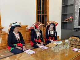 Người có uy tín vận động Nhân dân giữ gìn bản sắc văn hóa dân tộc