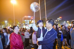 Hàng nghìn người đổ về Quảng trường Lam Sơn chào đón năm mới 2026