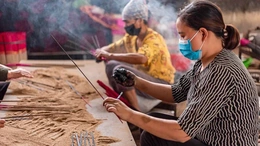 Những người thợ lưu giữ và lan tỏa hương bài nồng ấm