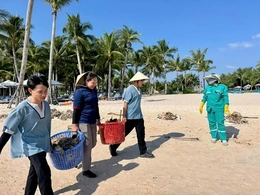 Phú Quốc cấp tập hàng giờ ra quân làm sạch bãi biển mùa gió chướng