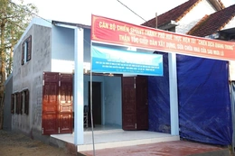 Hỗ trợ thiết bị, đồ dùng thiết yếu cho hộ gia đình khó khăn có nhà bị sập, đổ, lũ cuốn