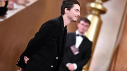 Quả cầu Vàng 2026: Timothée Chalamet lần đầu chạm tượng vàng