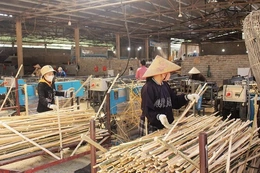 Nhộn nhịp không khí sản xuất,&nbsp;chế biến lâm sản dịp cuối năm