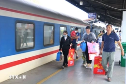 Tổ chức bán vé tàu xe tại trường cho học sinh, sinh viên về quê đón tết