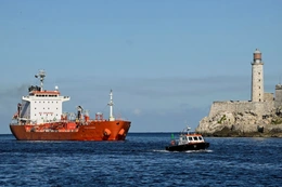 Mexico cân nhắc dừng xuất khẩu dầu sang Cuba trước lo ngại phản ứng từ Mỹ