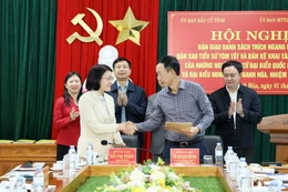 Bàn giao hồ sơ người ứng cử ĐBQH khóa XVI và đại biểu HĐND tỉnh Thanh Hóa nhiệm kỳ 2026-2031