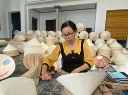 Nhịp sống làng nghề nón lá