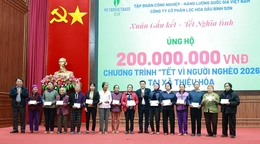 Công ty CP Lọc hóa dầu Bình Sơn trao tặng quà Tết cho 200 hộ nghèo xã Thiệu Hóa