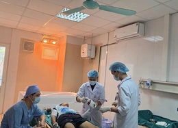 Tự chế pháo, thiếu niên 14 tuổi bị dập nát một phần bàn tay