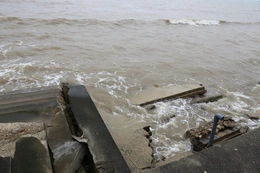 Bờ kè ven biển Hải Tiến sạt lở nghiêm trọng