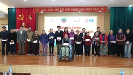 Trao quà Tết cho người cao tuổi có hoàn cảnh khó khăn