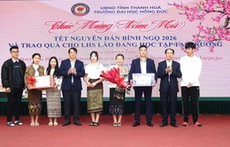 Tặng quà lưu học sinh Lào đang học tập tại tỉnh Thanh Hóa nhân dịp năm mới