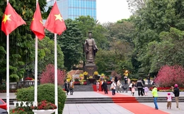 Chủ tịch nước Lương Cường cùng đại biểu kiều bào dâng hương tại Tượng đài Lý Thái Tổ và đền Ngọc Sơn