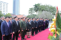 Đoàn đại biểu cấp cao hai tỉnh Thanh Hóa - Hủa Phăn dâng hương Anh hùng dân tộc Lê Lợi, Chủ tịch Hồ Chí Minh và các Anh hùng liệt sĩ