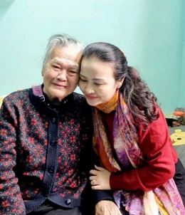 Chủ tịch Hội LHPN tỉnh thăm, tặng quà nữ Anh hùng LLVTND và nguyên lãnh đạo Hội qua các thời kỳ