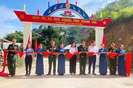 Bản làng bừng sáng trong sắc xuân