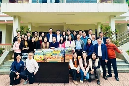 Trường THCS Trần Mai Ninh tặng quà Trung tâm Bảo trợ xã hội tỉnh Thanh Hóa