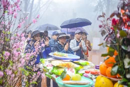 Du khách tấp nập hành hương về Am Tiên đầu xuân Bính Ngọ