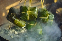 Bánh chưng đen - hồn Tết của người Thái trắng ở miền núi xứ Thanh