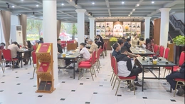 Nhiều cơ sở kinh doanh dịch vụ mở cửa đầu năm mới phục vụ người dân