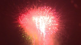 Lần đầu tiên người dân xã vùng cao Mường Lát được trực tiếp xem pháo hoa