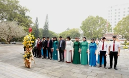 Tổng Công ty CP Hợp Lực dâng hương Chủ tịch Hồ Chí Minh và các giáo viên, học sinh hy sinh trên công trường đắp đê sông Mã