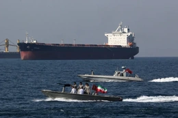 Căng thẳng Trung Đông leo thang, vận tải qua eo biển Hormuz gián đoạn, giá dầu có thể vượt 100 USD/thùng