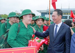 Phó Bí thư Tỉnh ủy, Chủ tịch Ủy ban MTTQ tỉnh Trịnh Tuấn Sinh dự lễ giao nhận quân tại xã Hoằng Hóa