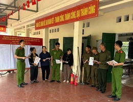 Đội Chữa cháy và CNCH khu vực 6 tuyên truyền, hướng dẫn an toàn PCCC tại các điểm bầu cử