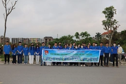Tuổi trẻ phường Hạc Thành ra quân dọn vệ sinh môi trường “Ngày chủ nhật xanh”