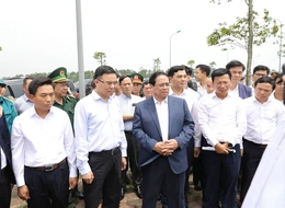 Thủ tướng Chính phủ Phạm Minh Chính khảo sát địa điểm xây dựng kho dầu và làm việc với Nhà máy Lọc hóa dầu Nghi Sơn