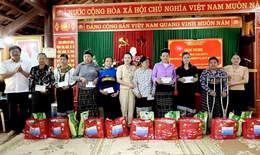 Chủ tịch Hội LHPN tỉnh dự sinh hoạt Chi bộ bản Ngàm, xã Tam Thanh