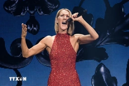 Danh ca Celine Dion trở lại sân khấu sau thời gian dài chống chọi bệnh tật