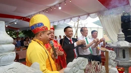 Dâng hương tưởng niệm Thánh Nguyên Hoàng đế Hồ Quý Ly