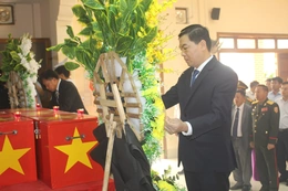 Chủ tịch UBND tỉnh Nguyễn Hoài Anh dâng hương tưởng nhớ Chủ tịch Hồ Chí Minh và các Anh hùng liệt sỹ Việt Nam hy sinh tại Hủa Phăn (Lào)