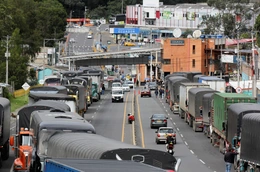 Căng thẳng leo thang, Ecuador áp thuế 100% hàng hóa từ Colombia