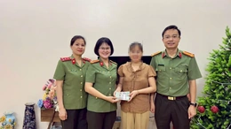 Trung tá Công an trả lại 100 triệu đồng cho người dân chuyển khoản nhầm