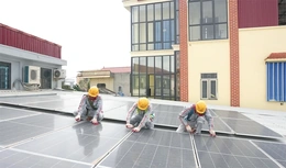 Nắng nóng dự báo kéo dài, điện mặt trời áp mái “lên ngôi”