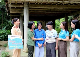 “Có bàn tay mẹ, con ấm no”