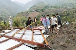 Dông lốc gây tốc mái nhà của người dân xã Mường Lý