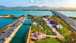 Chiếc thuyền đầu tiên trong chiến dịch vận tải Hồ Chí Minh trên biển được phục dựng bên di tích lịch sử Bến phà Gianh