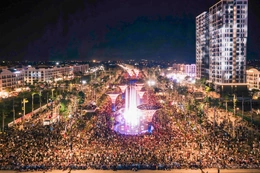 Quảng trường biển Sầm Sơn “bùng cháy” đêm khai mạc, mở màn mùa du lịch hè 2026