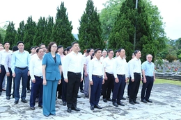 Phó Chủ tịch Quốc hội Nguyễn Doãn Anh dâng hương tưởng niệm các anh hùng liệt sĩ tại Nghĩa trang Liệt sĩ Quốc tế Đồng Tâm