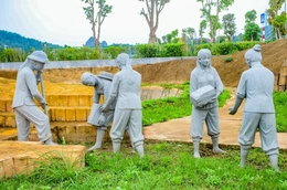 Từ hố bom năm xưa đến tượng đài hôm nay bên dòng sông Mã