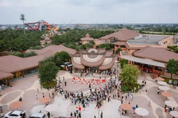 Du khách “cháy hết mình” cùng Tropical Carnival ở Sun World Sầm Sơn