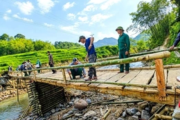 Góp sức dựng cầu qua suối Yên