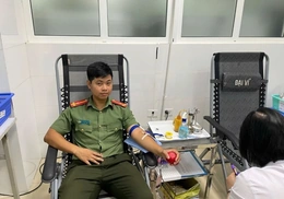 Cán bộ công an kịp thời hiến máu cứu sống bệnh nhi nguy kịch